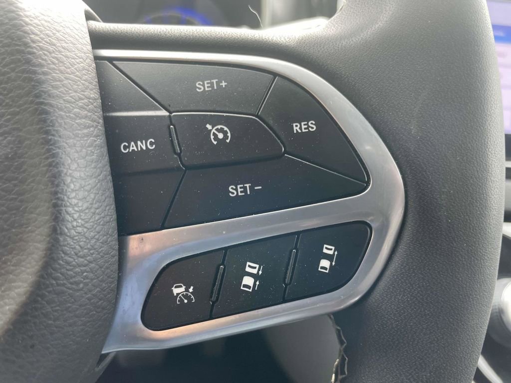 Used 2024 Chrysler Pacifica Touring-L image 31