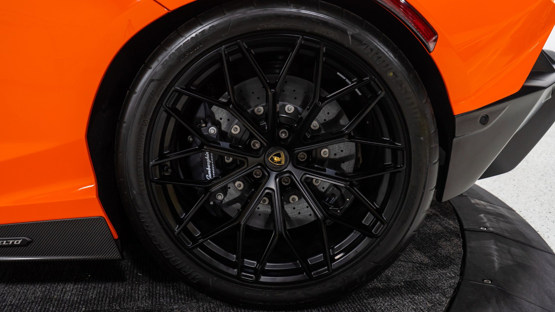 Used 2025 Lamborghini Revuelto image 36