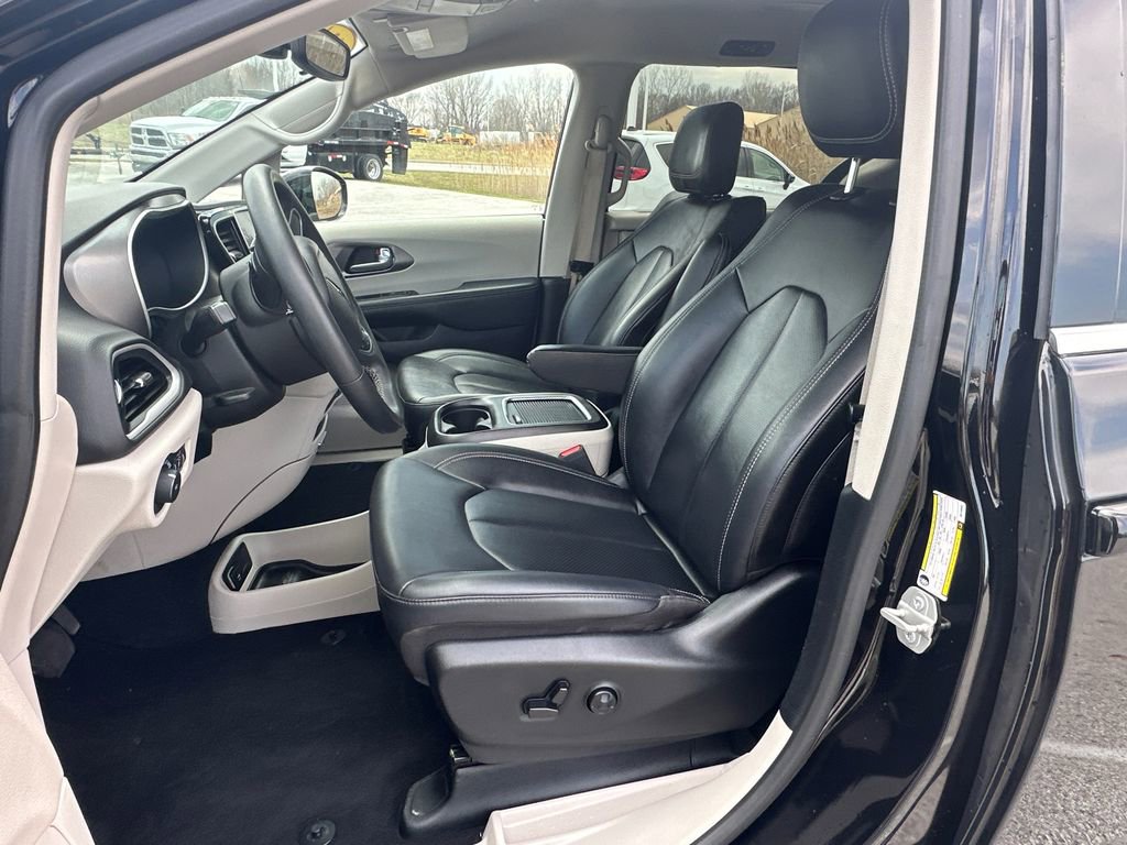 Used 2024 Chrysler Pacifica Touring-L image 8