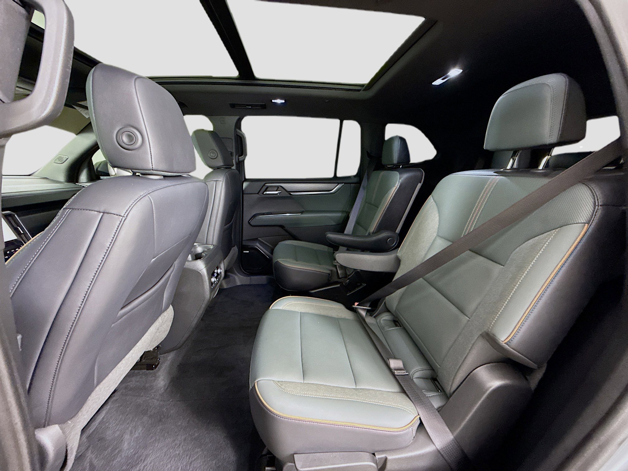 Used 2024 GMC Acadia AT4 w/ Luxury Package image 26