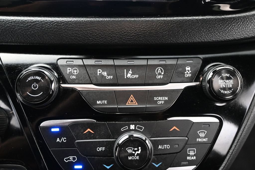 Used 2019 Chrysler Pacifica Touring Plus w/ Advanced Safetytec Group FWD image 25