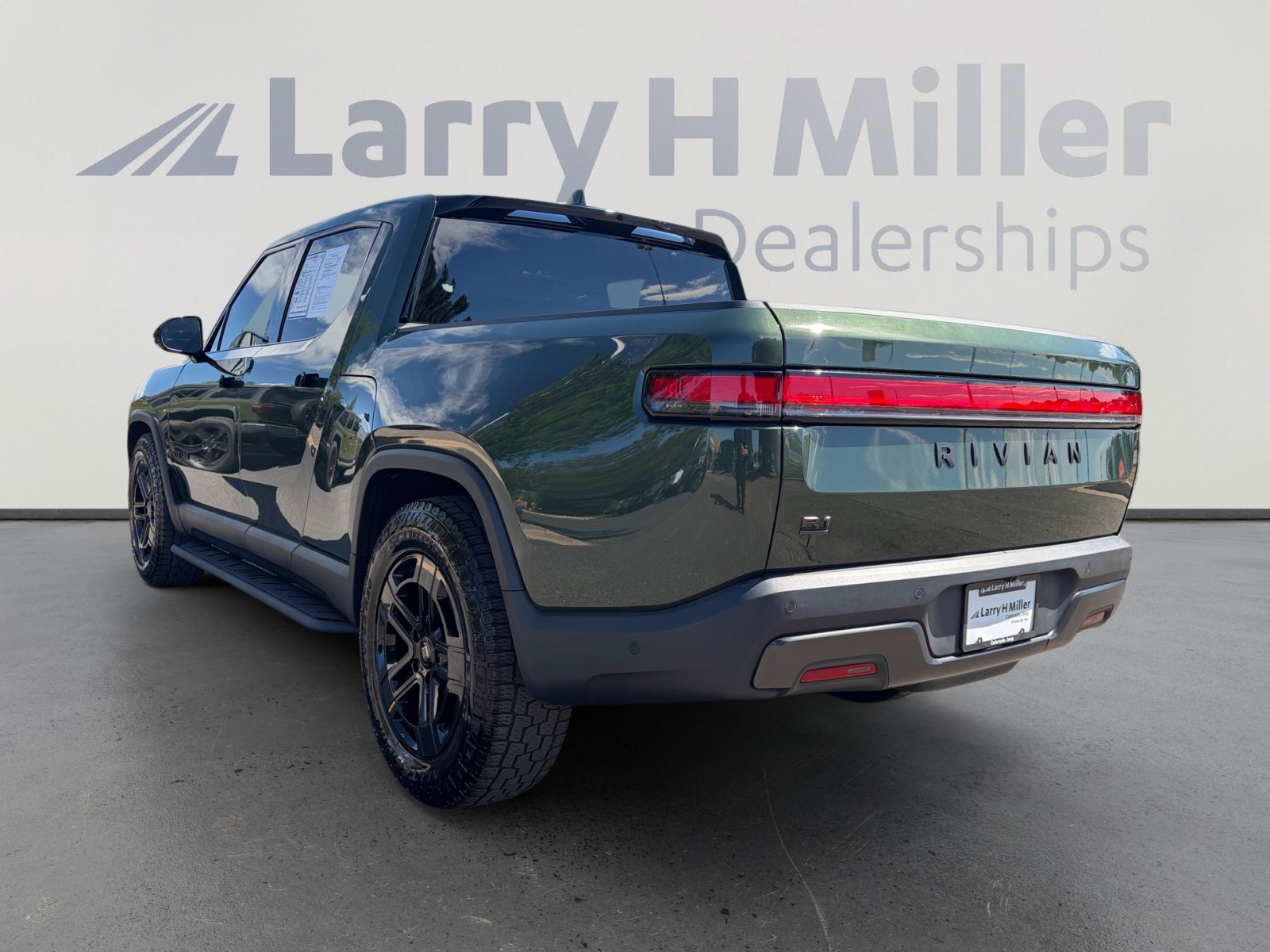 Used 2025 Rivian R1T Adventure AWD/4WD image 3