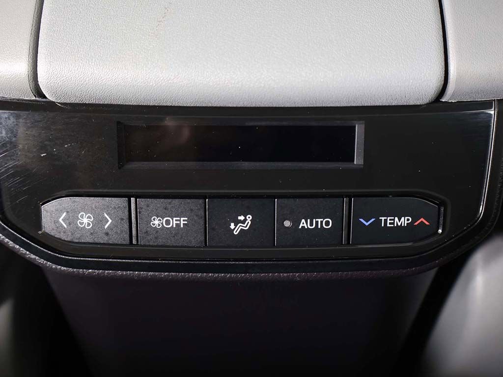 Used 2024 Toyota Highlander LE AWD/4WD image 53