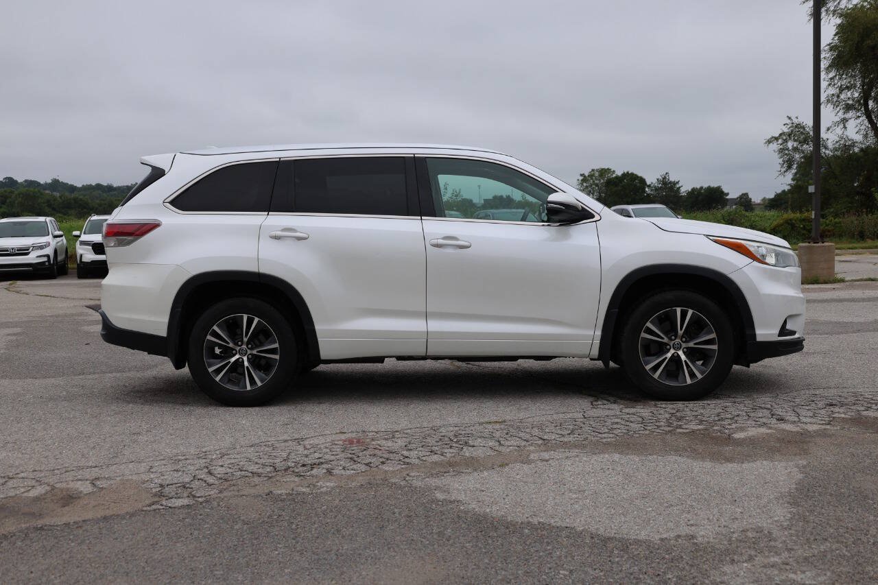 Used 2016 Toyota Highlander XLE AWD/4WD image 7