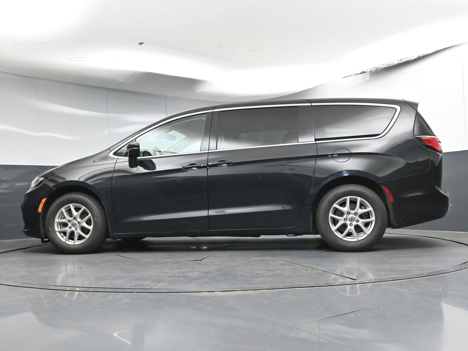 Used 2023 Chrysler Pacifica Touring-L image 31
