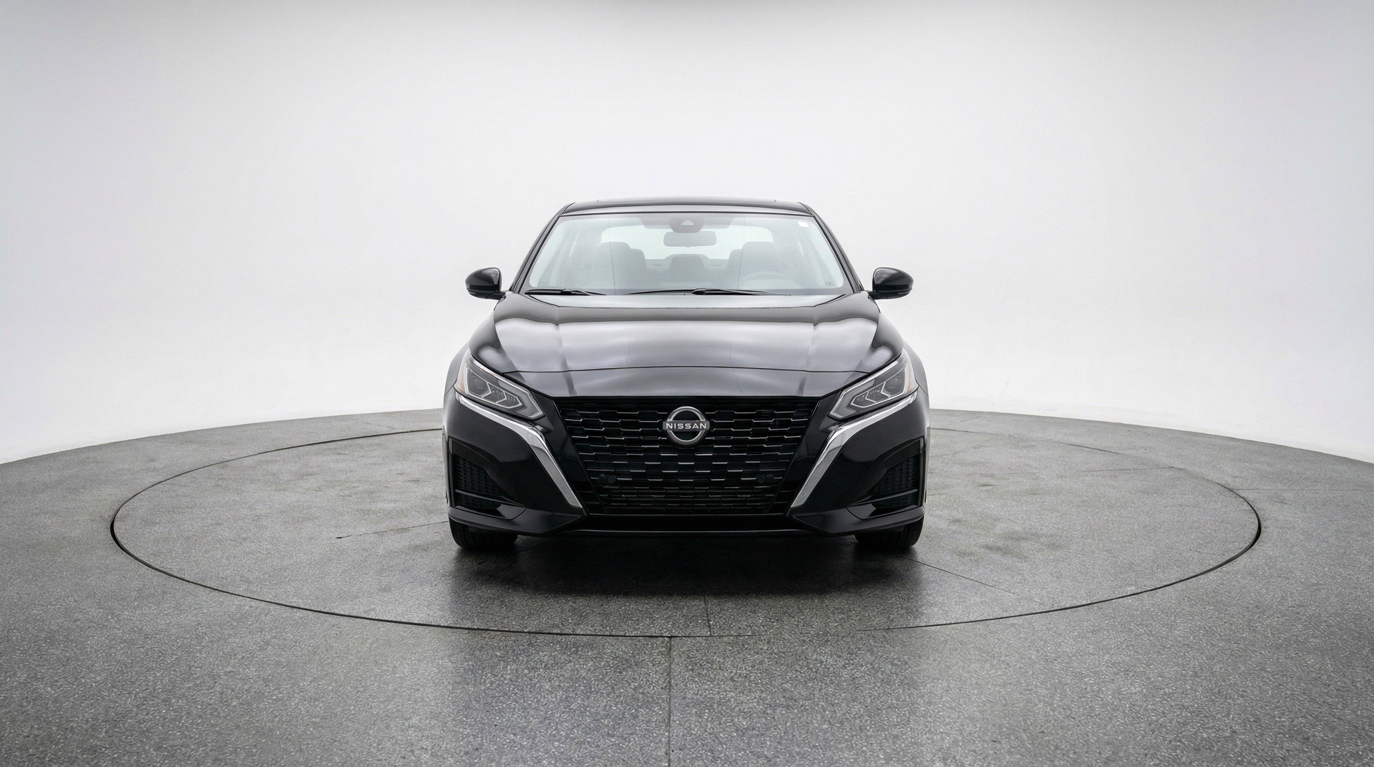 Used 2025 Nissan Altima 2.5 SV FWD image 2