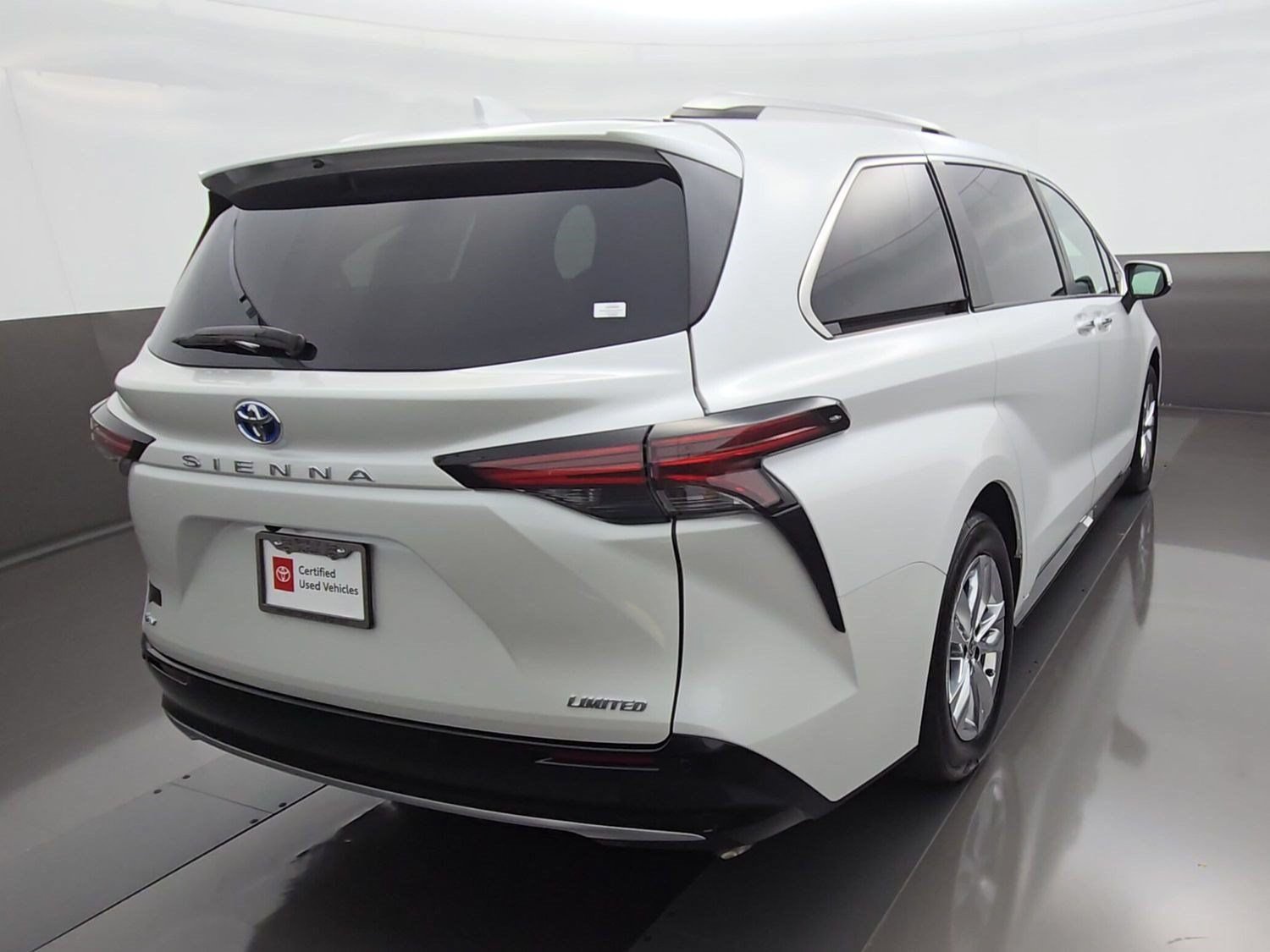 Certified 2025 Toyota Sienna Limited FWD image 7