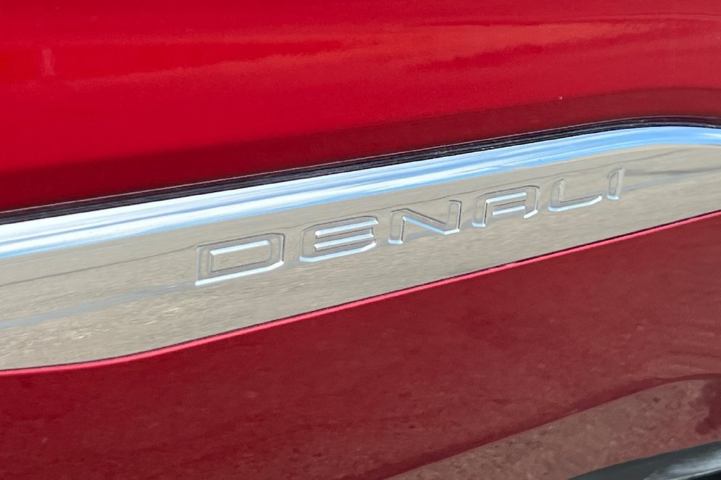Used 2021 GMC Acadia Denali w/ Denali Technology Package FWD image 32