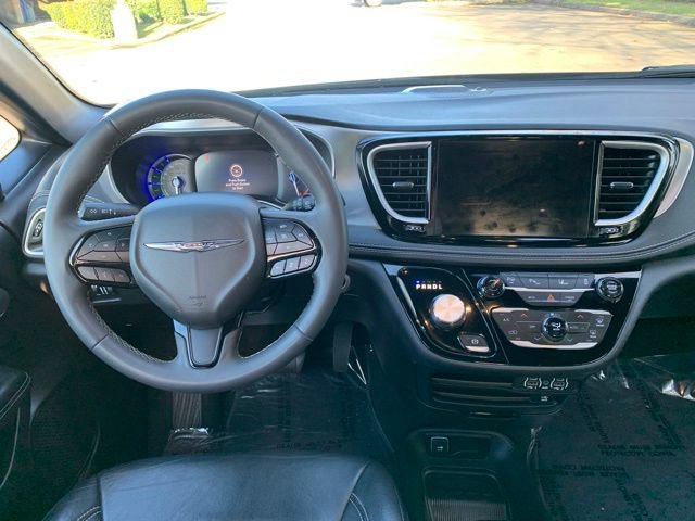 Used 2022 Chrysler Pacifica Touring-L w/ Uconnect Theater Family Group image 18