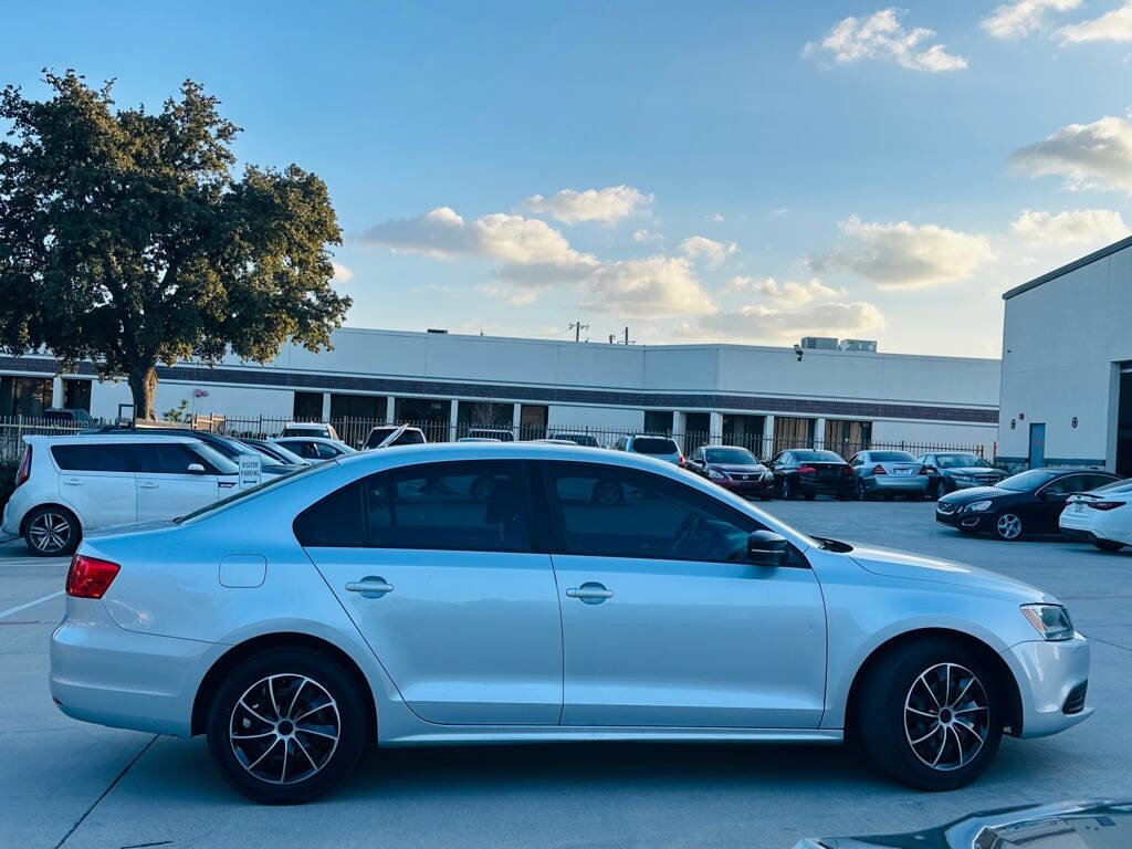 Used 2011 Volkswagen Jetta Base 4dr Sedan 6A image 13