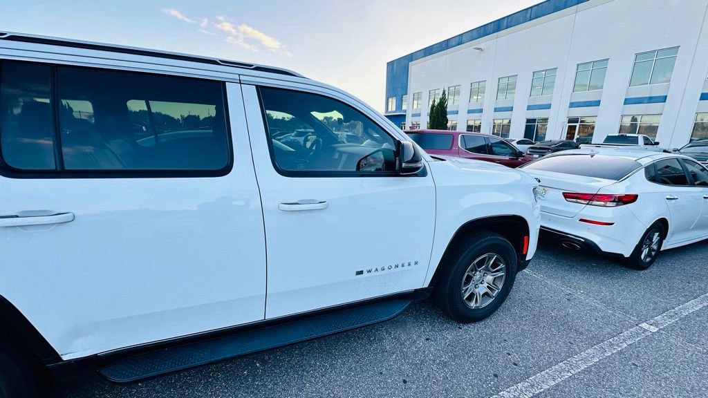 Used 2023 Jeep Wagoneer Base image 7