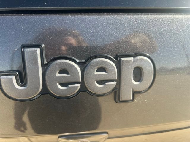 Used 2017 Jeep Cherokee Trailhawk w/ Comfort & Convenience Group AWD/4WD image 9