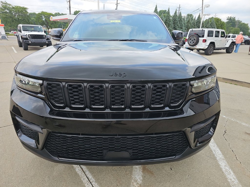 Certified 2025 Jeep Grand Cherokee Altitude AWD/4WD image 7