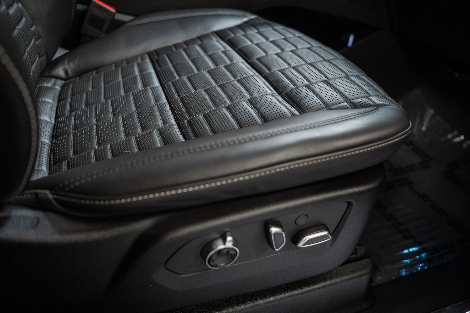 Used 2023 Cadillac Escalade V w/ LPO, Floor Liner Package image 47