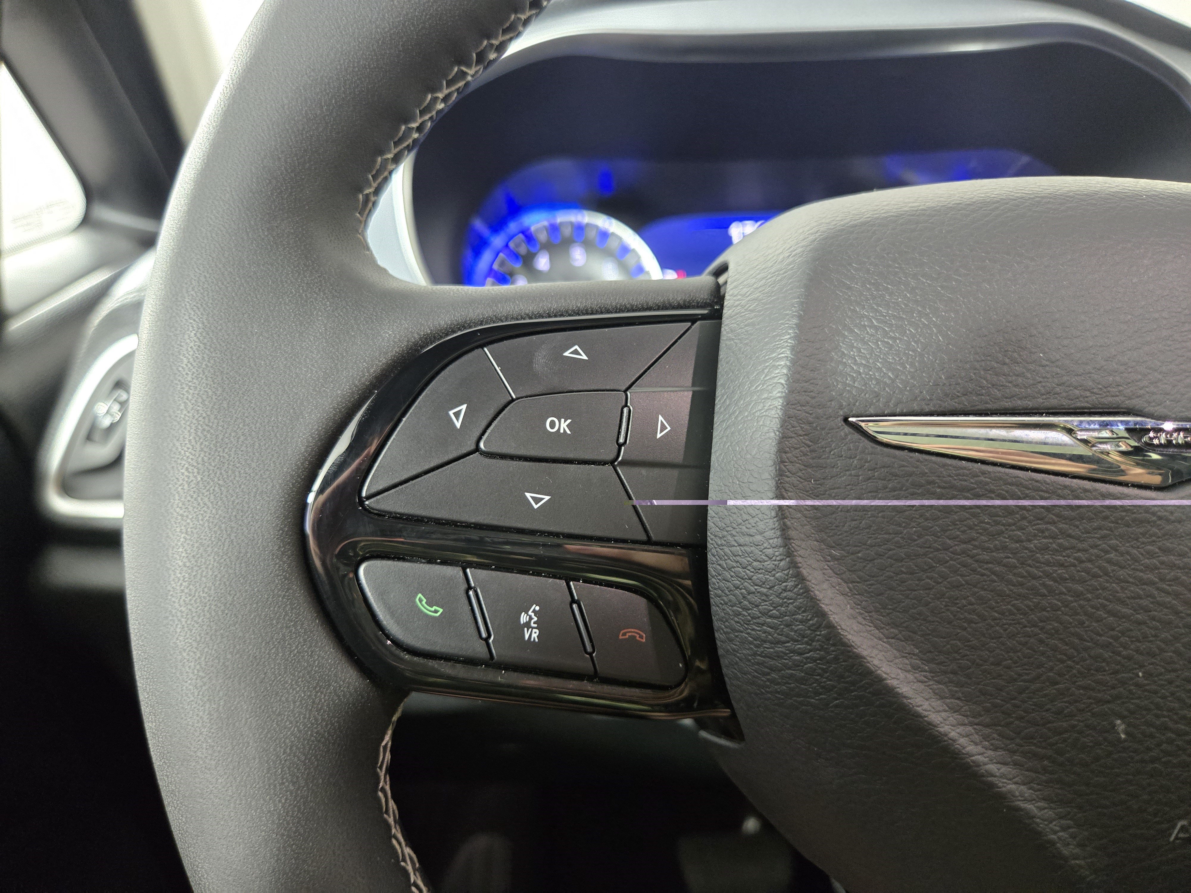 Used 2025 Chrysler Pacifica Limited FWD image 17