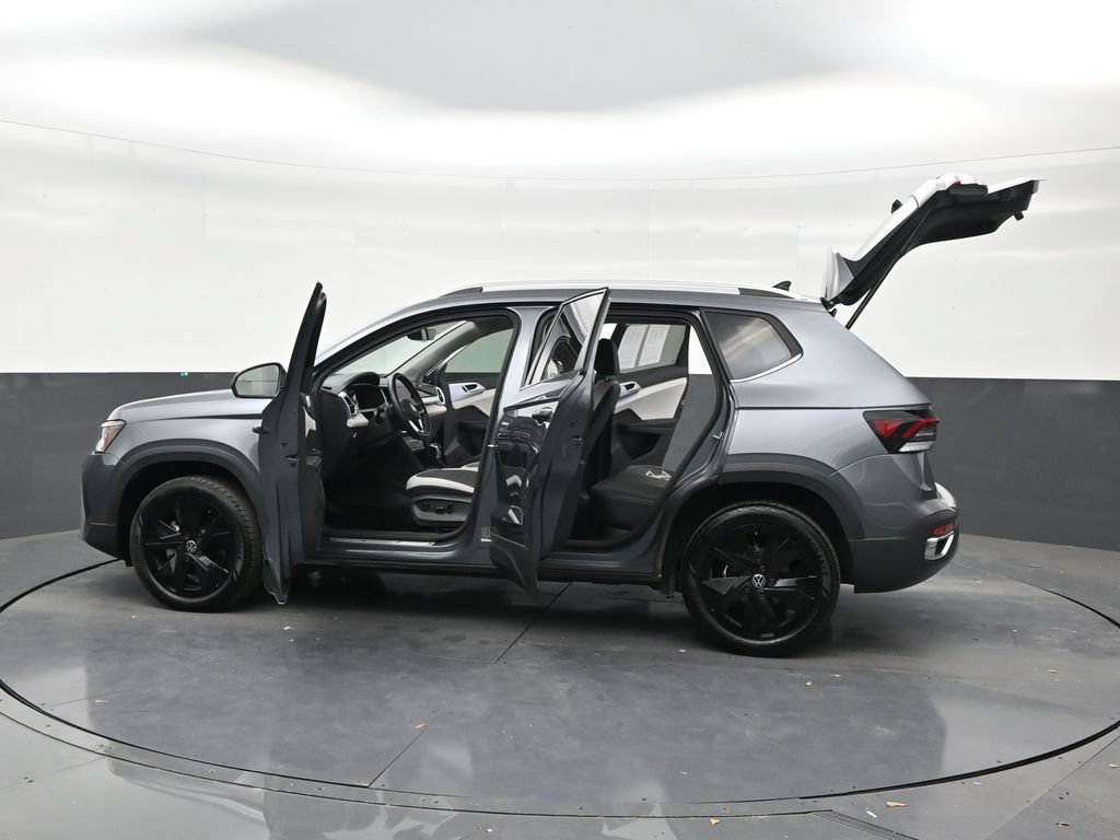Used 2025 Volkswagen Taos SE FWD image 30