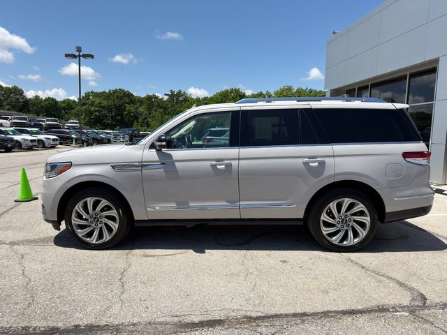 Used 2024 Lincoln Navigator Premiere AWD/4WD image 10