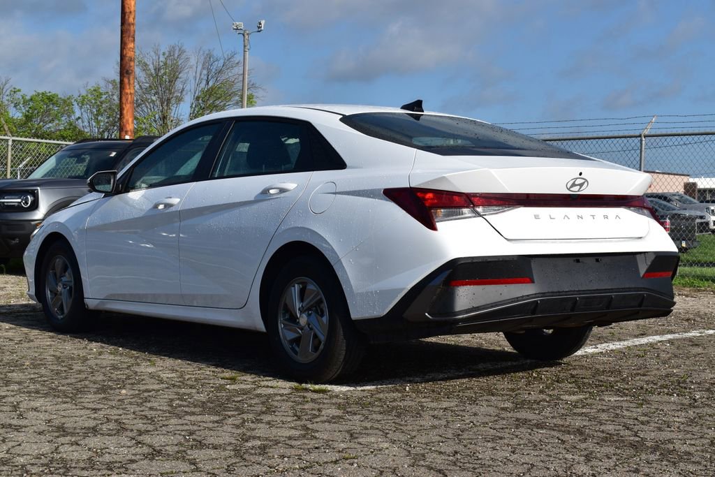 Used 2024 Hyundai Elantra SE image 7