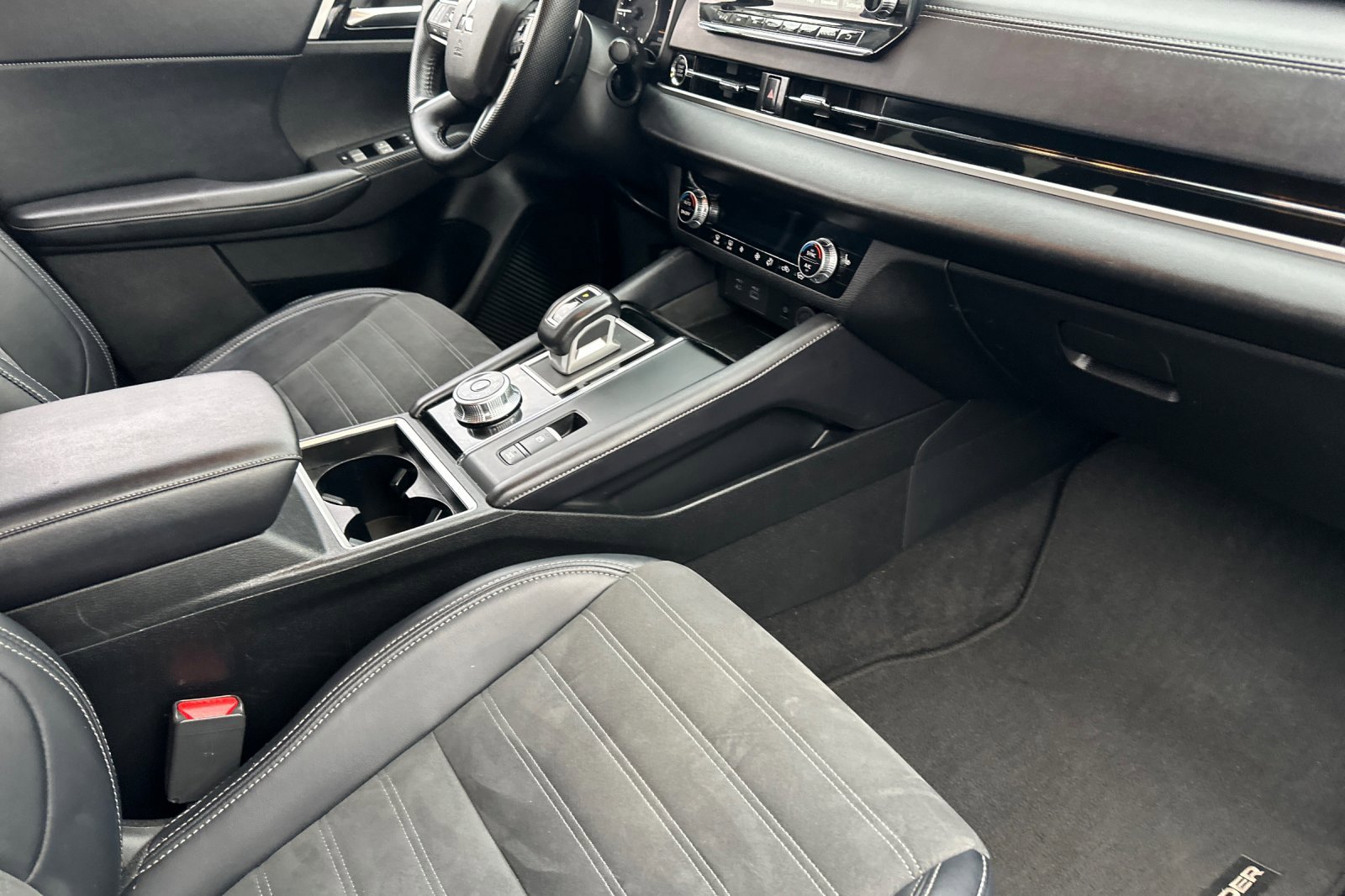 Used 2024 Mitsubishi Outlander SE image 18