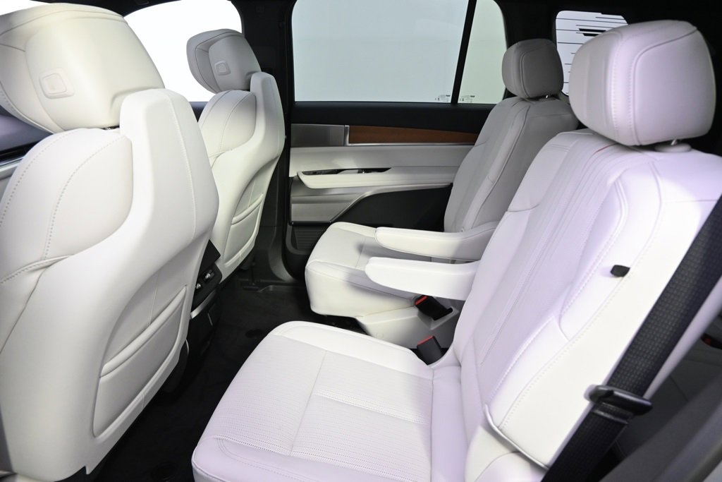 New 2026 Cadillac Vistiq Luxury w/ LPO, Floor Liner Package image 21