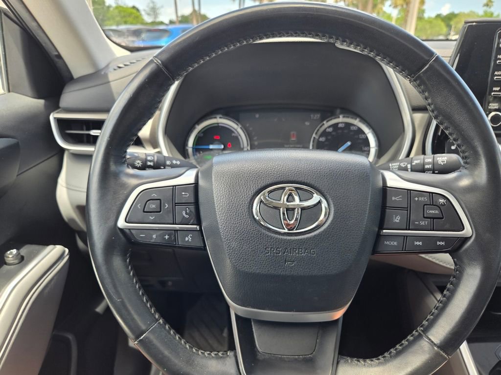 Used 2022 Toyota Highlander XLE image 18