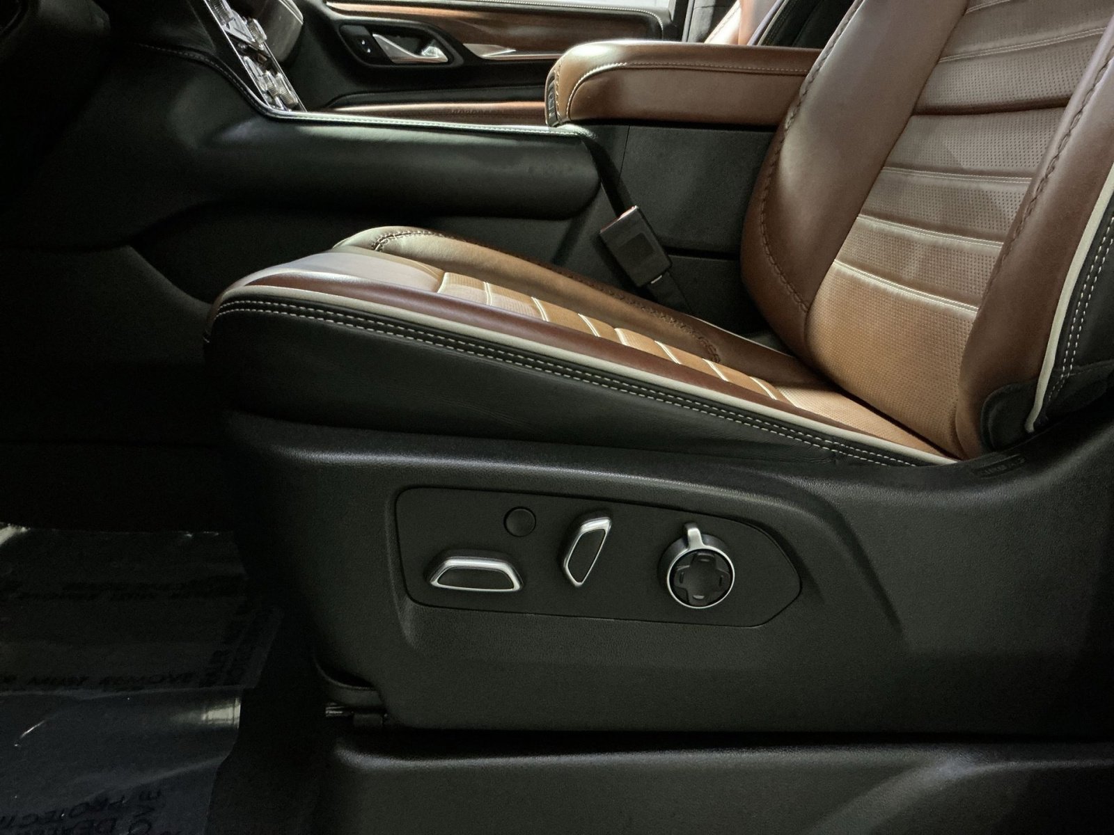 Used 2023 GMC Yukon Denali Ultimate AWD/4WD image 15