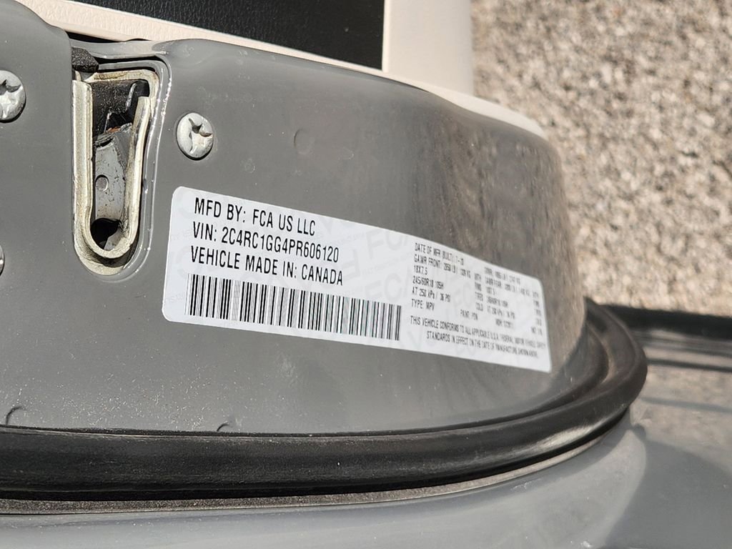 Used 2023 Chrysler Pacifica Limited image 33