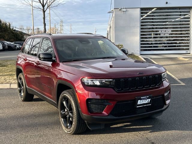 Used 2023 Jeep Grand Cherokee Altitude image 1