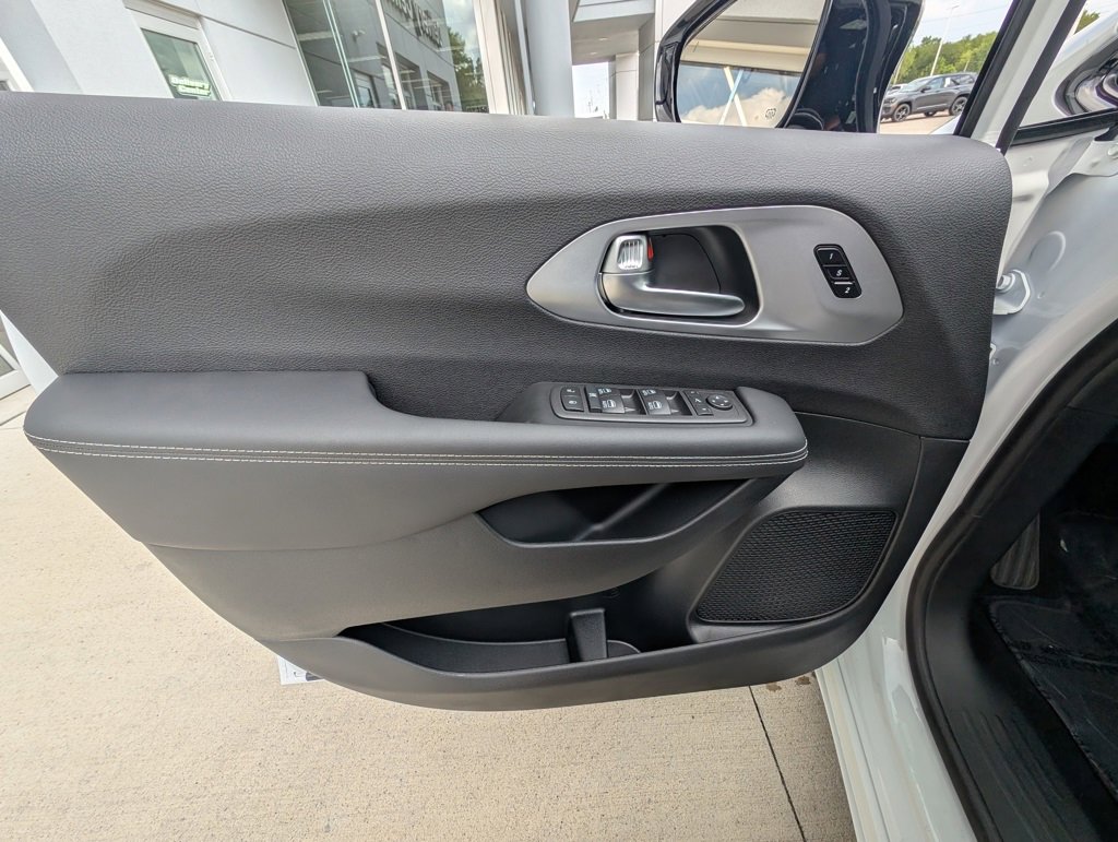New 2026 Chrysler Pacifica Limited image 37