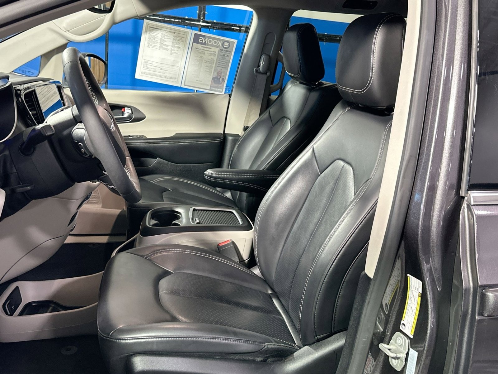 Used 2023 Chrysler Pacifica Touring-L image 13