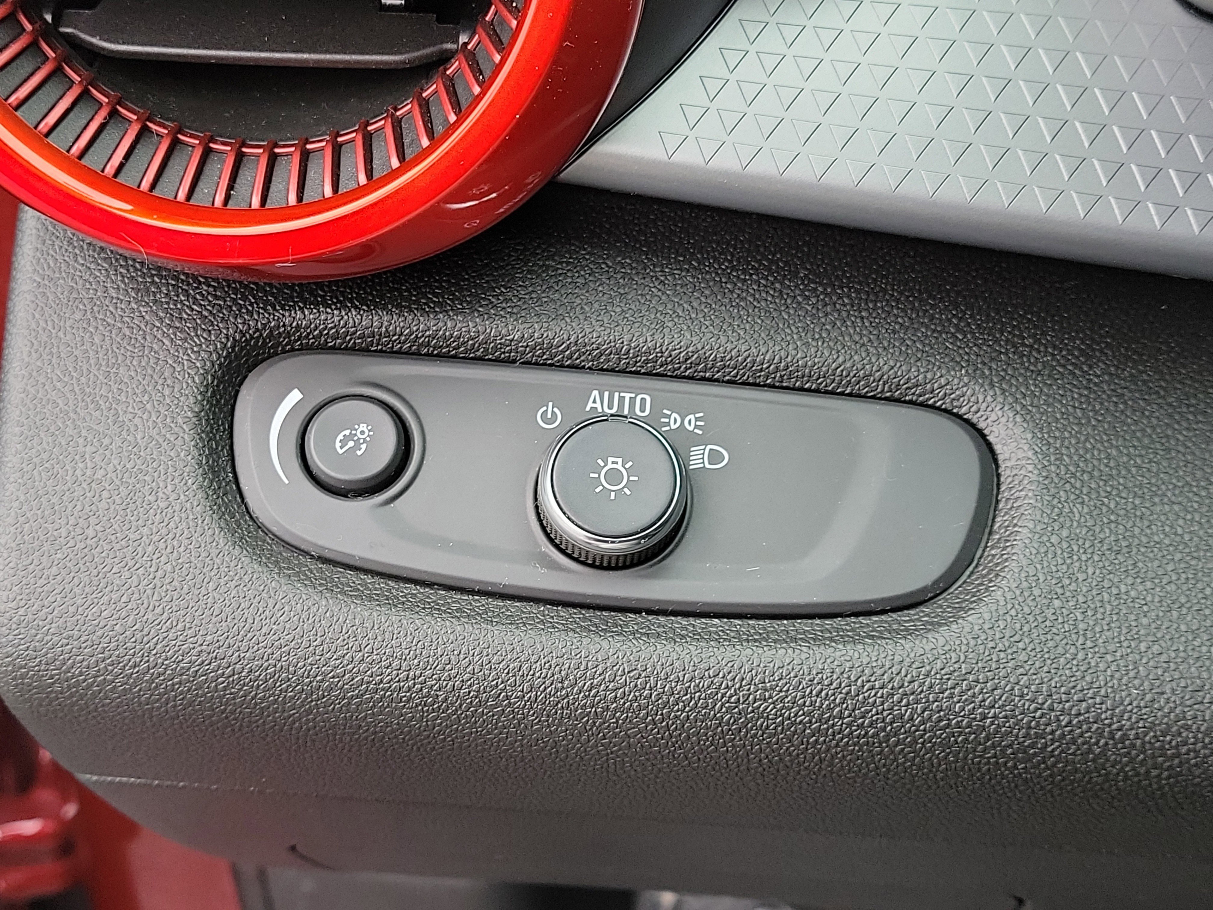 Used 2025 Chevrolet Trax RS w/ Driver Confidence Package image 29