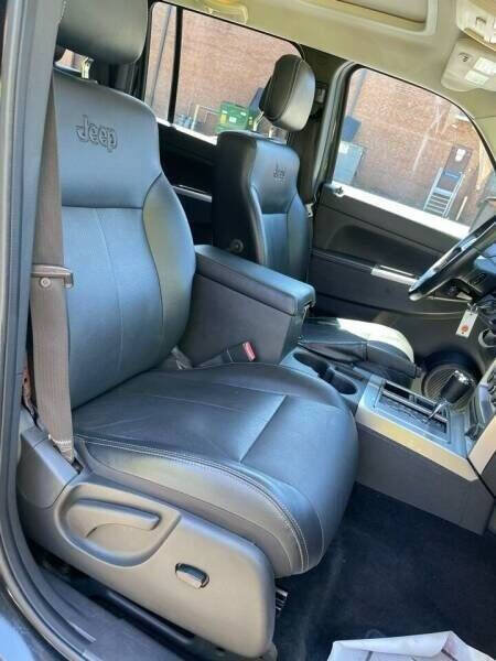 Used 2010 Jeep Liberty Limited w/ Tire & Wheel Group RWD image 13