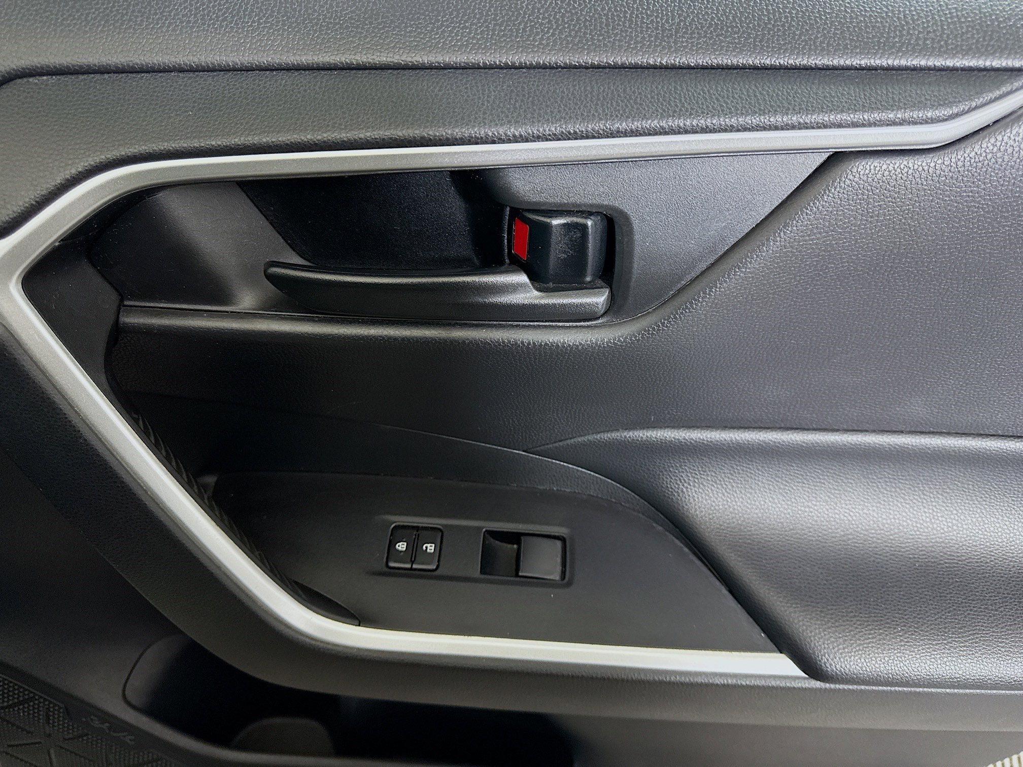 Used 2022 Toyota RAV4 LE image 30