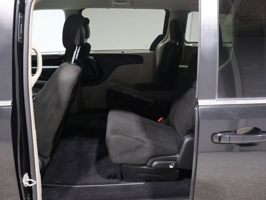 Used 2015 Chrysler Town & Country Touring image 18