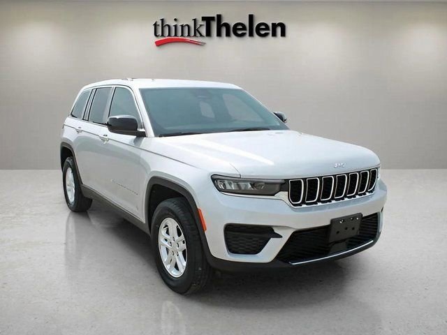 Used 2023 Jeep Grand Cherokee Laredo image 2