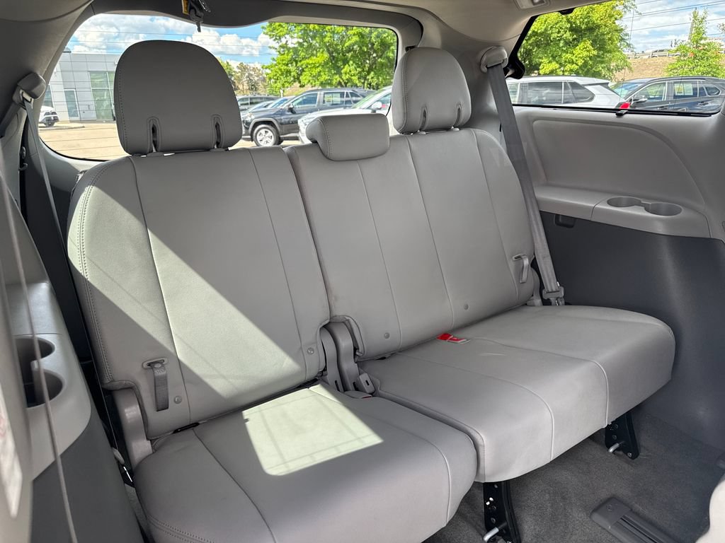 Used 2018 Toyota Sienna XLE Premium AWD/4WD image 32