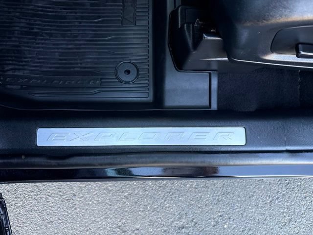 Used 2022 Ford Explorer Limited w/ Equipment Group 301A AWD/4WD image 29