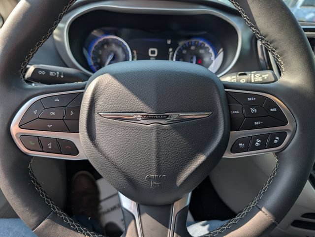 Used 2024 Chrysler Pacifica Touring-L FWD image 21