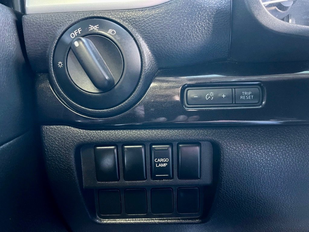 Used 2017 Nissan Titan SV AWD/4WD image 36