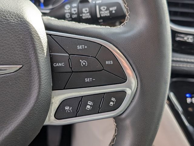 Used 2023 Chrysler Pacifica Limited image 36