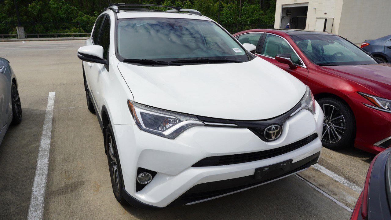 Used 2017 Toyota RAV4 XLE FWD image 2