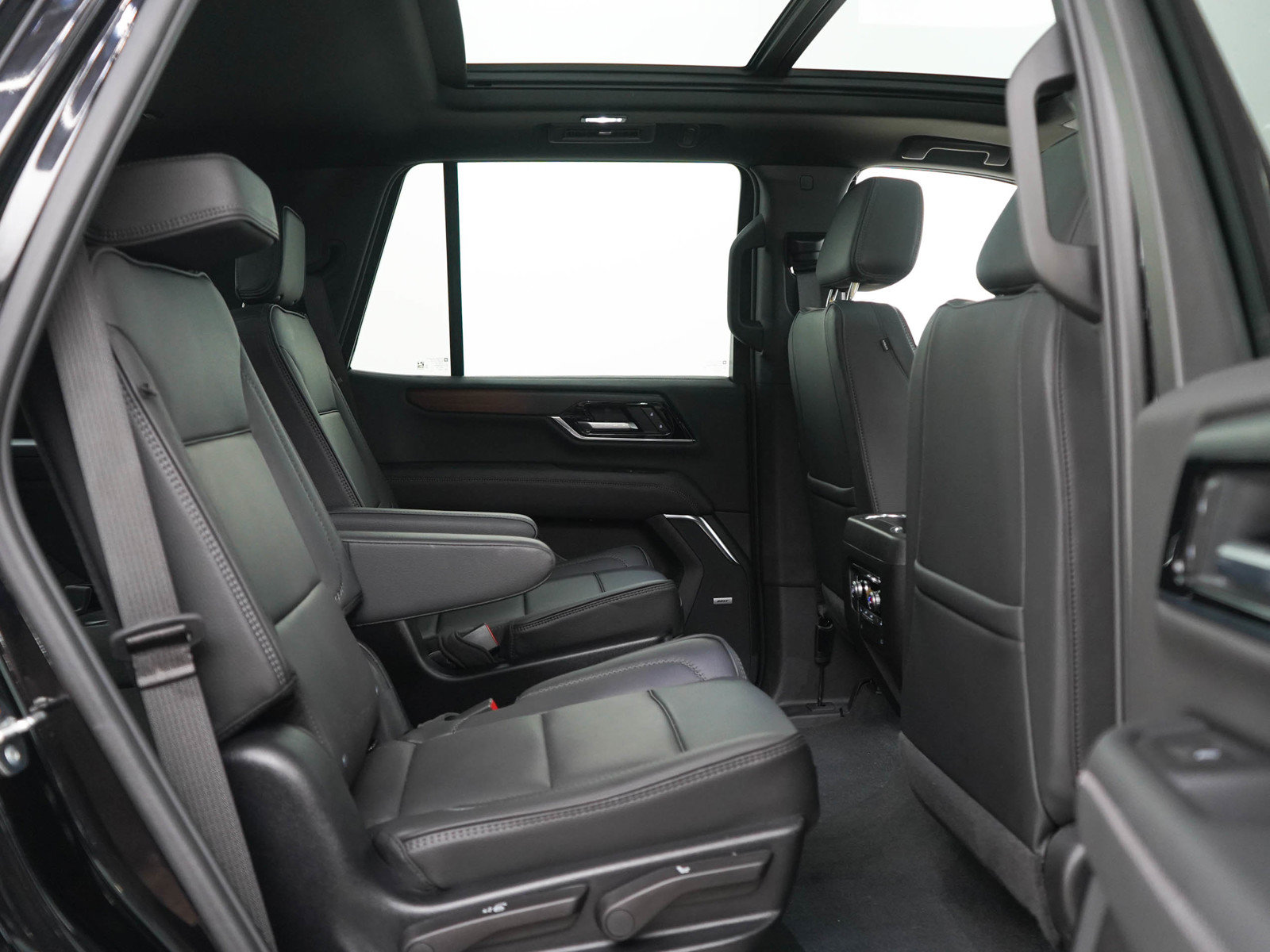 Used 2025 GMC Yukon Denali w/ Sun & Power Step Package AWD/4WD image 12