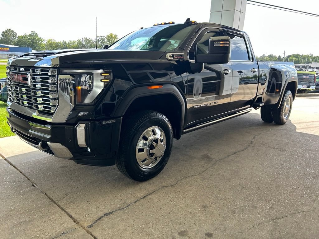 Used 2024 GMC Sierra 3500 Denali w/ Denali Reserve Package AWD/4WD image 4