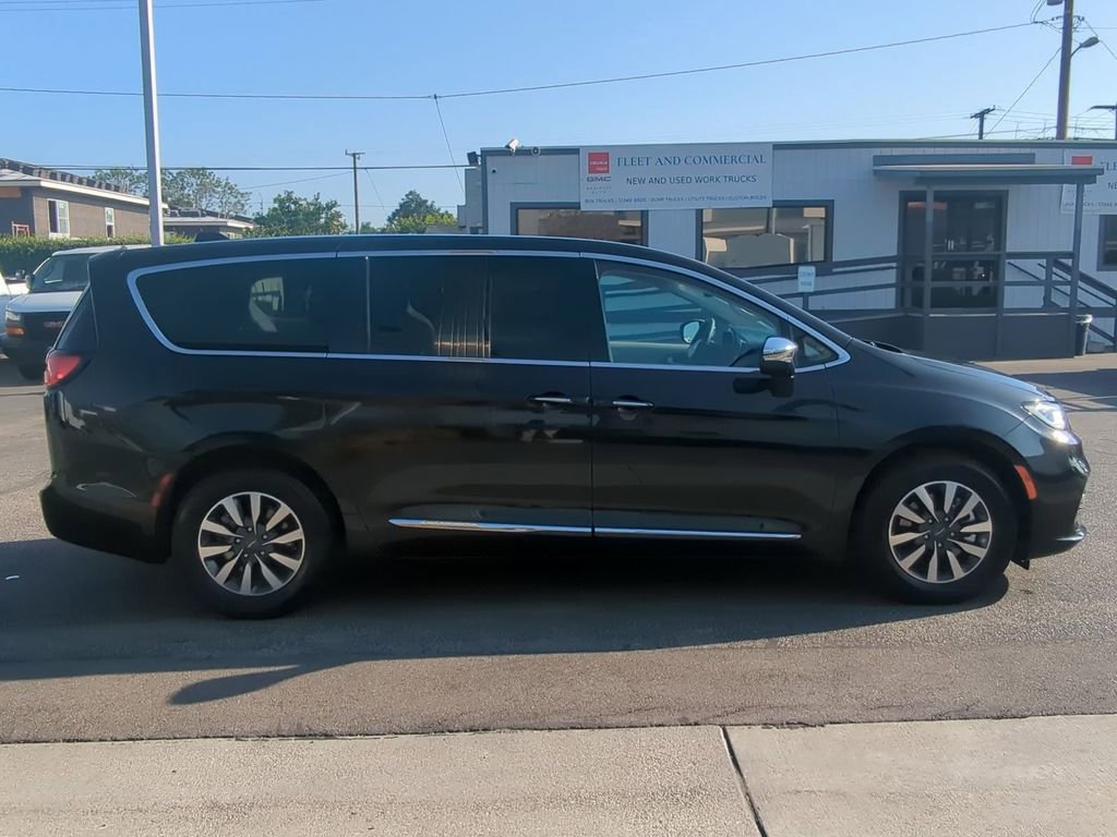 Used 2023 Chrysler Pacifica Limited image 8