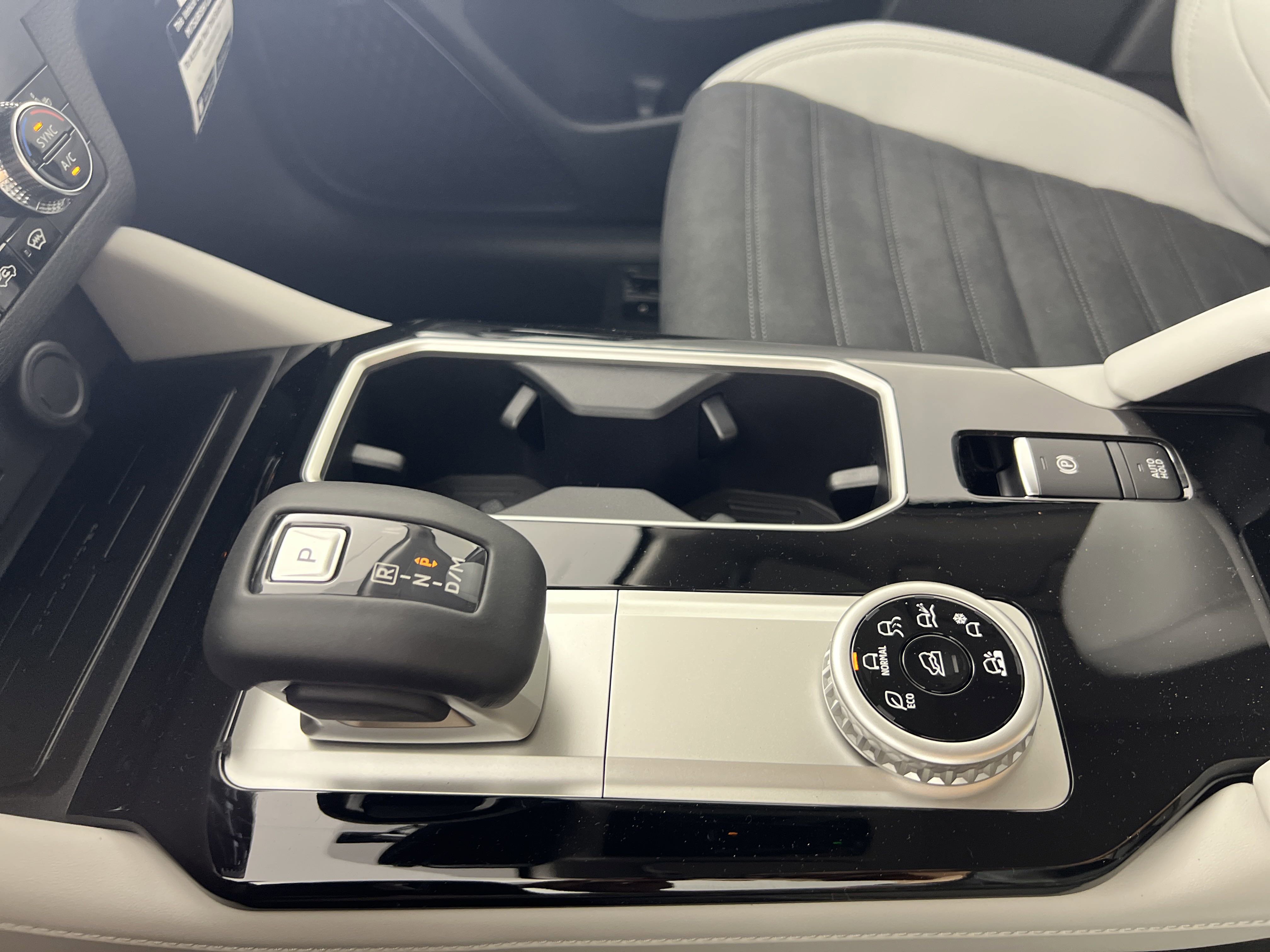 New 2025 Mitsubishi Outlander SE image 25
