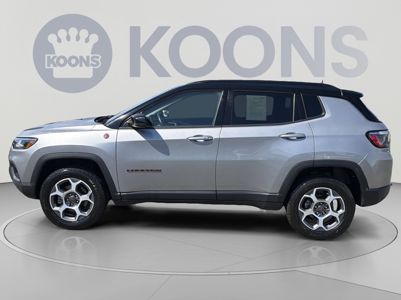 Used 2022 Jeep Compass Trailhawk w/ Trailhawk Convenience Group AWD/4WD image 2