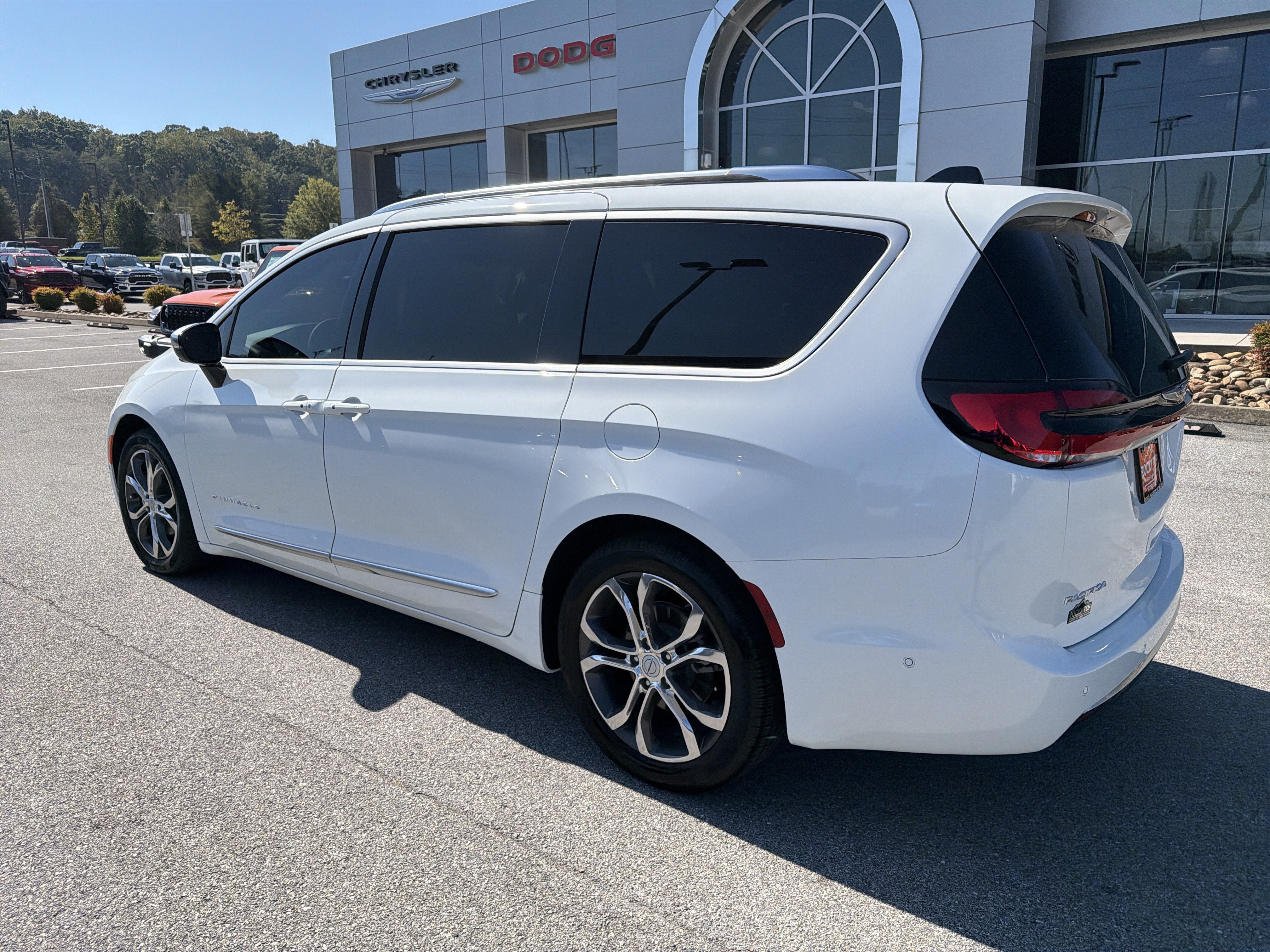 Used 2025 Chrysler Pacifica Pinnacle FWD image 9