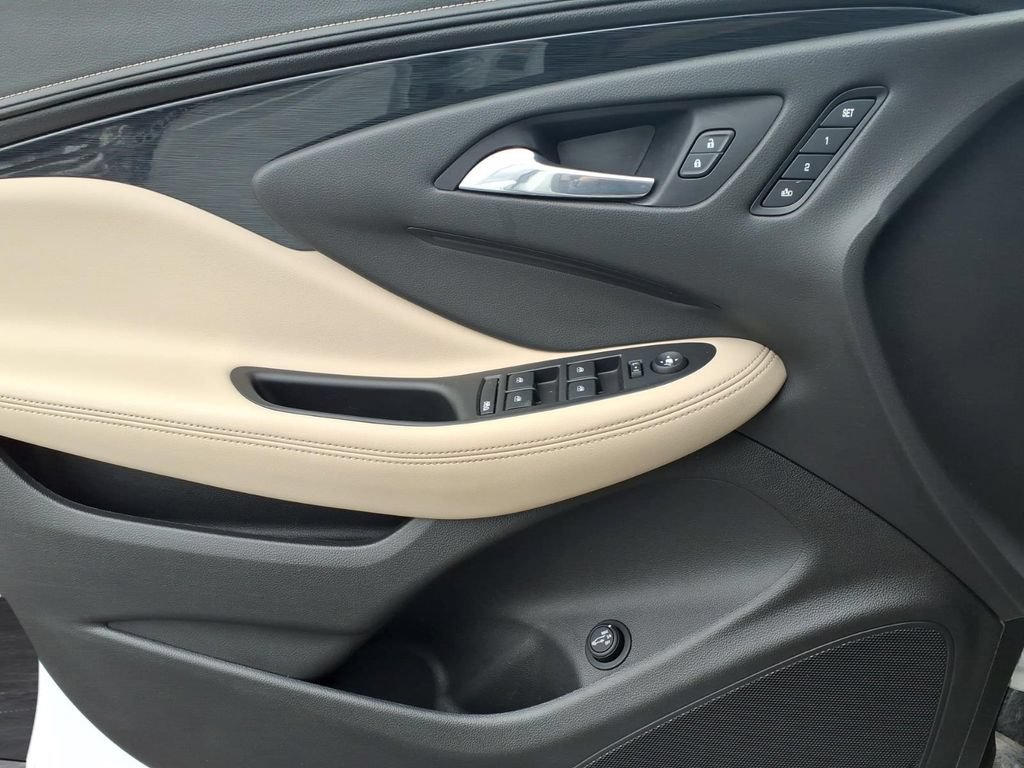 Certified 2017 Buick Envision Essence FWD image 13