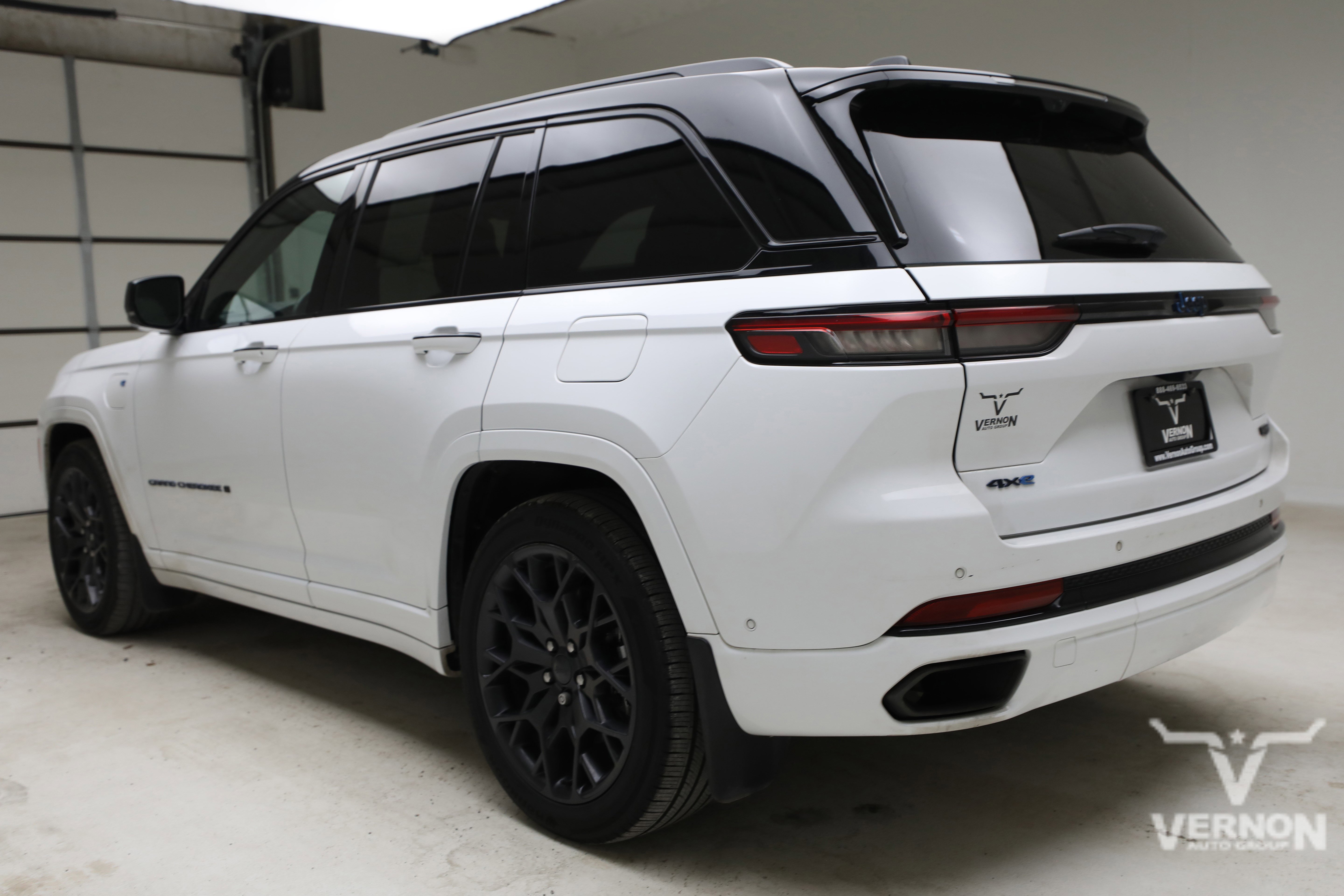 Used 2023 Jeep Grand Cherokee Summit AWD/4WD image 3