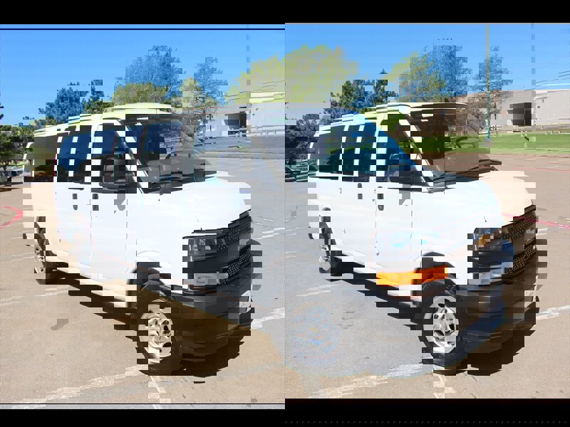 Used 2025 Chevrolet Express 3500 LS RWD image 8